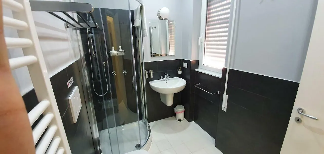 Little Rose Guest House Fiumicino 3*,  İtalya